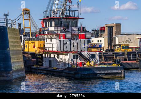 Hannibal, Mo - 20 octobre 2023 : Davenport remorqueur et grande grue travaillant pour rénover écluse et barrage no. 12 sur Upper Mississippi Banque D'Images