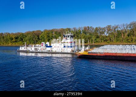 Hannibal, Missouri - 20 octobre 2023 : Ingram Barge Co pousseur remorqueur poussant des rangées de barges avec du grain sur le fleuve Mississippi supérieur Banque D'Images