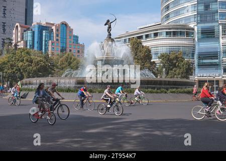 Mexico, cyclistes à cheval par la fontaine Diana la chasseresse profitant de la circulation libre à travers la ville. “Muevete en Bici” Banque D'Images