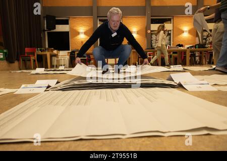 LA HAYE - les membres des bureaux de vote comptent les votes inscrits sur les bulletins de vote par les électeurs éligibles. Les pays-Bas se sont rendus aux urnes pour les élections à la Chambre des représentants. ANP LAURENS VAN PUTTEN netherlands Out - belgique Out Banque D'Images