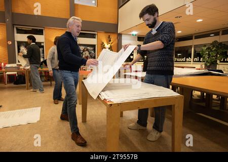 LA HAYE - les membres des bureaux de vote comptent les votes inscrits sur les bulletins de vote par les électeurs éligibles. Les pays-Bas se sont rendus aux urnes pour les élections à la Chambre des représentants. ANP LAURENS VAN PUTTEN netherlands Out - belgique Out Banque D'Images