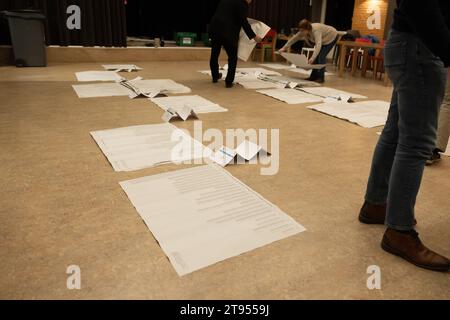 LA HAYE - les membres des bureaux de vote comptent les votes inscrits sur les bulletins de vote par les électeurs éligibles. Les pays-Bas se sont rendus aux urnes pour les élections à la Chambre des représentants. ANP LAURENS VAN PUTTEN netherlands Out - belgique Out Banque D'Images