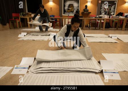 LA HAYE - les membres des bureaux de vote comptent les votes inscrits sur les bulletins de vote par les électeurs éligibles. Les pays-Bas se sont rendus aux urnes pour les élections à la Chambre des représentants. ANP LAURENS VAN PUTTEN netherlands Out - belgique Out Banque D'Images