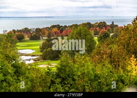 Vue du Grand Hôtel à la piscine du Grand Hôtel et au détroit de Mackinac avec le pont Mackinac en arrière-plan. Pont Mackinac, qui relie le Michigan continental à la péninsule nord. Mackinac Island, États-Unis Banque D'Images