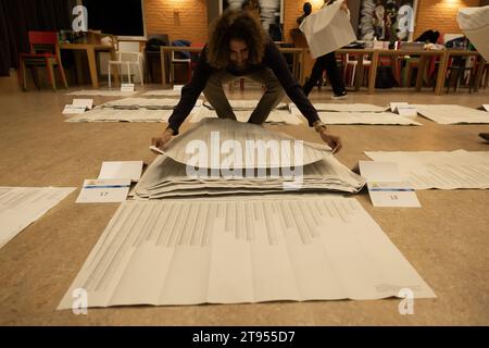 LA HAYE - les membres des bureaux de vote comptent les votes inscrits sur les bulletins de vote par les électeurs éligibles. Les pays-Bas se sont rendus aux urnes pour les élections à la Chambre des représentants. ANP LAURENS VAN PUTTEN netherlands Out - belgique Out Banque D'Images