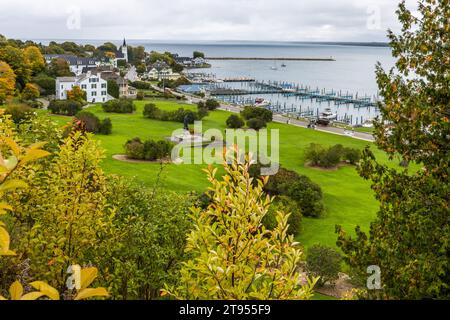 Vue du port d'État de l'île Mackinac et du détroit de Mackinac depuis Fort Mackinac. La statue du père Jacques Marquette domine le parc Marquette sur l'île Mackinac, Michigan, États-Unis Banque D'Images