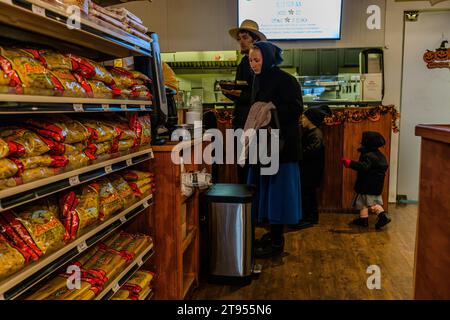 Les Amish font du shopping au Doud's Market, la plus ancienne épicerie d'Amérique. Le magasin a ouvert ses portes sur l'île Mackinac en 1884. Les Amish se sentent chez eux sur l'île sans voiture, qui semble être tombée hors du temps, tout comme le mode de vie Amish. Les Amish traditionnels et originaux sont populaires sur l'île Mackinac en raison de leur savoir-faire artisanal, par exemple dans la construction et la réparation de voitures. Avec leurs tenues, ils se démarquent difficilement dans le marché de Doud, la plus ancienne épicerie d'Amérique. Mackinac Island, États-Unis Banque D'Images