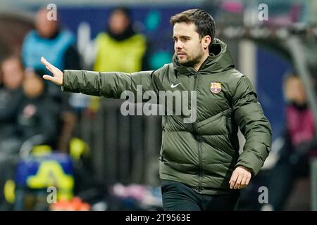 22 novembre 2023, Hesse, Frankfurt/main : football, femmes, Ligue des Champions, Eintracht Frankfurt - FC Barcelona, phase de groupes, Groupe A, Journée 2, Deutsche Bank Park. L'entraîneur de Barcelone Jonatan Giraldez gesticule. Photo : Uwe Anspach/dpa Banque D'Images