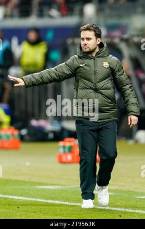 22 novembre 2023, Hesse, Frankfurt/main : football, femmes, Ligue des Champions, Eintracht Frankfurt - FC Barcelona, phase de groupes, Groupe A, Journée 2, Deutsche Bank Park. L'entraîneur de Barcelone Jonatan Giraldez gesticule. Photo : Uwe Anspach/dpa Banque D'Images