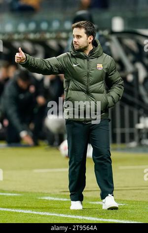 22 novembre 2023, Hesse, Frankfurt/main : football, femmes, Ligue des Champions, Eintracht Frankfurt - FC Barcelona, phase de groupes, Groupe A, Journée 2, Deutsche Bank Park. L'entraîneur de Barcelone Jonatan Giraldez gesticule. Photo : Uwe Anspach/dpa Banque D'Images