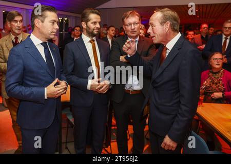 KAMERIK - les membres du parti Chris Stoffer, Andre Flach, Diederik van Dijk, Kees van der Staaij (lr) du SGP suivent les résultats des élections à la Chambre des représentants. ANP VINCENT JANNINK netherlands Out - belgique Out Banque D'Images