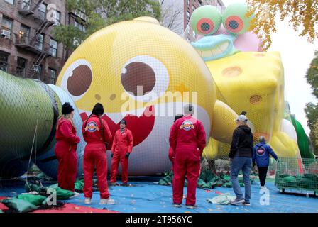 New York, États-Unis. 22 novembre 2023. Des ballons d'hélium géants sont préparés pour la parade annuelle de Thanksgiving à Central Park à Manhattan pendant l'inflation traditionnelle des ballons de Thanksgiving. Crédit : Christina Horsten/dpa/Alamy Live News Banque D'Images