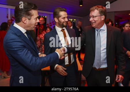 KAMERIK - les membres du parti Chris Stoffer, Andre Flach, Diederik van Dijk, (lr) du SGP suivent les résultats des élections à la Chambre des représentants. ANP VINCENT JANNINK netherlands Out - belgique Out Banque D'Images