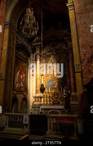 Intérieur d'une église historique à Rome Italie Banque D'Images