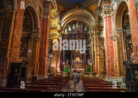 Intérieur d'une église historique à Rome Italie Banque D'Images