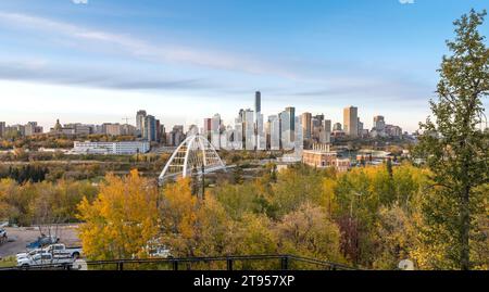 Edmonton, Canada, 29 septembre 2023 : vue sur le centre-ville à la saison d'automne avec une faible lumière du soleil Banque D'Images