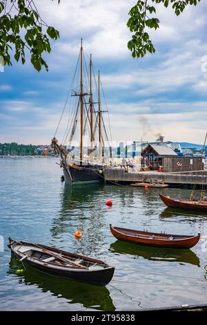 Oslo, Norvège - 21 juin 2023 : embarcation amarrée utilisée dans la pêche, repos le long des rives de la péninsule de Bygdøy et situé sur le Inner Oslofjord comme c Banque D'Images