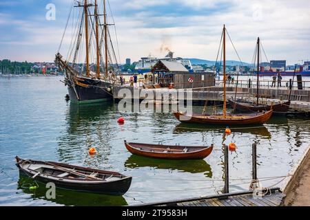 Oslo, Norvège - 21 juin 2023 : embarcation amarrée utilisée dans la pêche, repos le long des rives de la péninsule de Bygdøy et situé sur le Inner Oslofjord comme c Banque D'Images