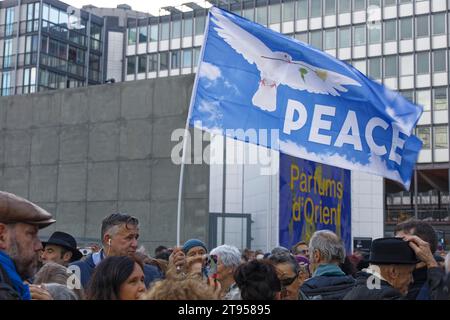 Paris, France. 19 novembre 2023, marche silencieuse pour la paix au Moyen-Orient à Paris, France Banque D'Images