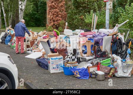 Homme à un grand tas de déchets encombrants, Allemagne Banque D'Images