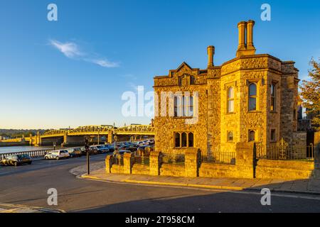 Les bureaux du Rochester Bridge Trust sur l'esplanade Rochester Kent. Et le pont Rochester Road sur Medway Banque D'Images