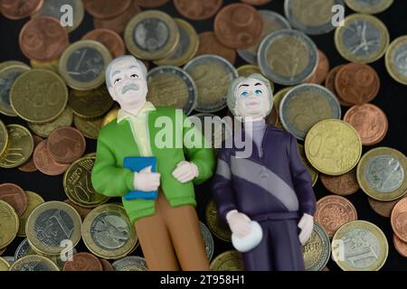 Couple senior avec la pièce d'euro, la pauvreté de vieillesse Banque D'Images