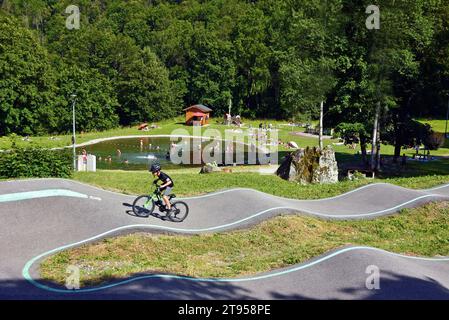 Pumptrack, sentier artificiel de VTT, France, Savoie, Maurienne, Saint-Colomban-des-Villards Banque D'Images