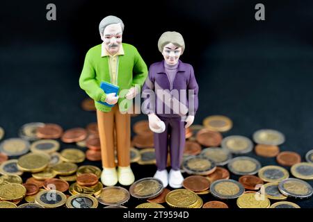 Couple senior avec la pièce d'euro, la pauvreté de vieillesse Banque D'Images