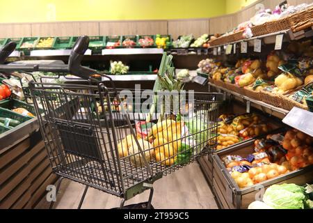 chariot dans un supermaket, fruits et légumes Banque D'Images