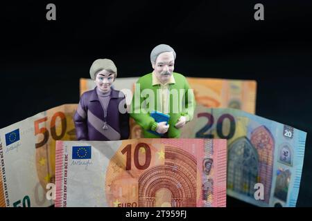 Couple senior avec pièce en euro, salaire de retraite Banque D'Images