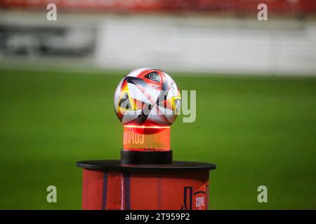 Zamora, Espagne, 22 novembre 2023 : ballon avec lequel le match se joue lors du deuxième tour de la SM El Rey Cup 2023-24 entre Zamora CF et Villarreal CF, le 22 novembre 2023, au stade Ruta de la Plata, à Zamora, en Espagne. Crédit : Alberto Brevers / Alamy Live News Banque D'Images