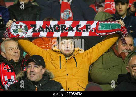 Zamora, Espagne, 22 novembre 2023 : un fan montre le foulard Zamora CF lors de la deuxième manche de la SM El Rey Cup 2023-24 entre Zamora CF et Villarreal CF, le 22 novembre 2023, sur la Silver route du stade, à Zamora, en Espagne. Crédit : Alberto Brevers / Alamy Live News Banque D'Images