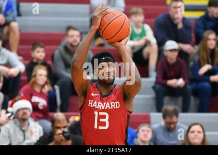 22 novembre 2023 : Chandler Pigge, garde cramoisi de Harvard (13 ans) tire le ballon contre les Raiders de Colgate lors de la première mi-temps le mercredi 22 novembre 2023 à Cotterell court à Hamilton, NY. Rich Barnes/CSM Banque D'Images