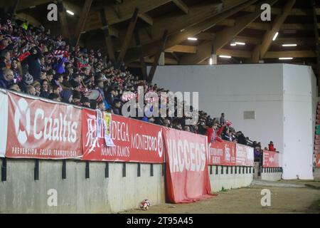 Zamora, Espagne, le 22 novembre 2023 : les supporters de Zamora CF acclament lors de la deuxième manche de la SM El Rey Cup 2023-24 entre Zamora CF et Villarreal CF, le 22 novembre 2023, à la Ruta de Stadium la Plata, à Zamora, en Espagne. Crédit : Alberto Brevers / Alamy Live News Banque D'Images