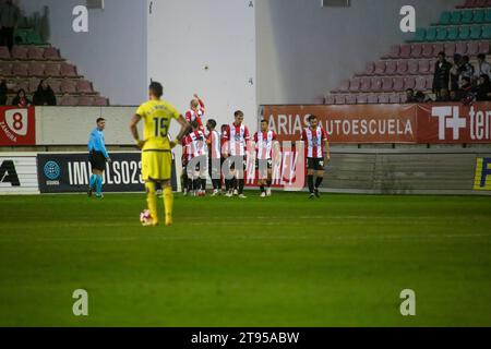 Zamora, Espagne, 22 novembre 2023 : les joueurs de Zamora CF célèbrent le but lors de la deuxième manche de la SM El Rey Cup 2023-24 entre Zamora CF et Villarreal CF, le 22 novembre 2023, sur la route de l'argent Estadio, à Zamora, en Espagne. Crédit : Alberto Brevers / Alamy Live News Banque D'Images