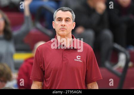 22 novembre 2023 : Matt Langel, entraîneur-chef des Colgate Raiders, affronte les Crimson de Harvard en première mi-temps le mercredi 22 novembre 2023 à Cotterell court à Hamilton, NY. Rich Barnes/CSM Banque D'Images