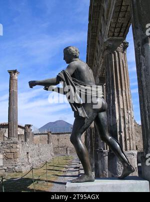 statue d'apollon et le temple de jupiter sur le côté nord du forum à pompéi, italie, avec mt. le vésuve en arrière-plan Banque D'Images