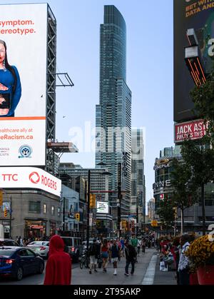 Toronto, Canada, le 2 octobre 2023 : vue sur la vibrante rue Yonge depuis l'intersection avec la rue Dundas en automne Banque D'Images