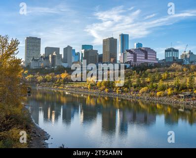 Edmonton, Canada, 7 octobre 2023 : vue sur le centre-ville en saison d'automne avec ciel bleu Banque D'Images