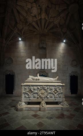 Tombe de Vasco da Gama, monastère de Jerónimos, église Santa Maria de Belem, Lisbonne Portugal. Tombe néo-manuéline de l’explorateur Vasco da Gama dans le chœur inférieur de l’église du monastère à Lisbonne. Banque D'Images