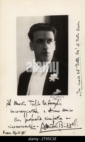 1936 , Roma , ITALIE : le compositeur italien AMILCARE BIZZELLI ( 1900 - 1967 ). Etudiant puis enseignant au Conservatoire de musique de Rome, compositeur pour le théâtre, la radio et le cinéma. Il a composé pour le réalisateur Alessandro Blasetti , Mario Camerini , Raffaello Matarazzo mais surtout pour Francesco de Robertis dans 7 films . Photo dédiée au chef d'orchestre Teofilo de Angelis ( 1866 - 1954 ) avec autographe . Photo de Reale , Roma . - COMPOSITORE - MUSICA CLASSICA - CLASSIQUE - PORTRAIT - RITRATTO - MUSICISTA - HISTOIRE - FOTO STORICHE - AUTOGRAFO - AUTOGRAPH - FIRMA - SIGNATURE - PAPILLON - CRAVATE Banque D'Images