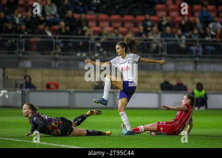 Londres, Royaume-Uni. 22 novembre 2023. Londres, Angleterre, 22 novembre 2023 : Rosella Ayane (23 Tottenham Hotspur) marque son deuxième but lors du match de coupe de la Ligue féminine de football américain entre Tottenham Hotspur et Bristol City à Brisbane Road à Londres, Angleterre (Alexander Canillas/SPP) crédit : SPP Sport Press photo. /Alamy Live News Banque D'Images