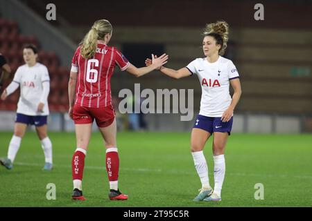 Londres, Royaume-Uni. 22 novembre 2023. Londres, Angleterre, 22 novembre 2023 : Ramona Petzelberger (11 Tottenham Hotspur) serre la main de Megan Connolly (6 Bristol City) lors du match de la coupe de la Ligue féminine de football américain entre Tottenham Hotspur et Bristol City à Brisbane Road à Londres, Angleterre (Alexander Canillas/SPP) crédit : SPP Sport Press photo. /Alamy Live News Banque D'Images