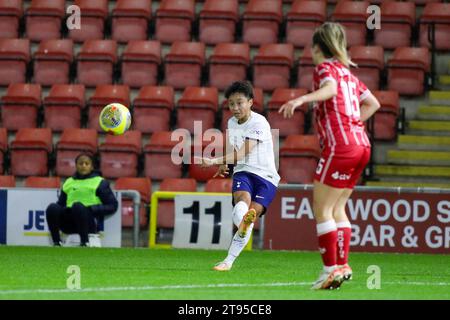 Londres, Royaume-Uni. 22 novembre 2023. Londres, Angleterre, 22 novembre 2023 : Zhang Linyan (18 Tottenham Hotspur) croise le ballon lors du match de la coupe de la Ligue féminine de football américain entre Tottenham Hotspur et Bristol City à Brisbane Road à Londres, Angleterre (Alexander Canillas/SPP) crédit : SPP Sport Press photo. /Alamy Live News Banque D'Images