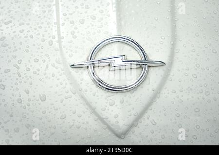 WETTENBERG, HESSE, ALLEMAGNE - 07 - 28 - 2023 : logo de la classique OPEL REKORD sur un jour de pluie sur un salon de l'auto traditionnel à Krofdorf-Gleiberg, près de Giessen Banque D'Images