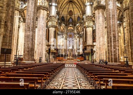 L'intérieur de la cathédrale de Milan, la cathédrale métropolitaine-basilique de la Nativité de Sainte-Marie, est l'église cathédrale de Milan, Lombardie, Italie. Banque D'Images