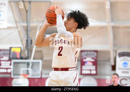 22 novembre 2023 : Braeden Smith (2 ans), garde des Colgate Raiders, tire le ballon contre les Crimson de Harvard lors de la seconde mi-temps le mercredi 22 novembre 2023 à Cotterell court à Hamilton, NY. Rich Barnes/CSM Banque D'Images