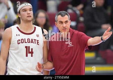 22 novembre 2023 : Matt Langel, entraîneur-chef des Colgate Raiders, discute avec l'attaquant Keegan Records (14) contre les Crimson de Harvard lors de la seconde mi-temps le mercredi 22 novembre 2023 à Cotterell court à Hamilton, NY. Rich Barnes/CSM Banque D'Images