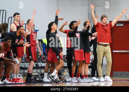 22 novembre 2023 : les joueurs de Harvard Crimson réagissent de la touche contre les Colgate Raiders lors de la seconde mi-temps le mercredi 22 novembre 2023 à Cotterell court à Hamilton, NY. Rich Barnes/CSM Banque D'Images