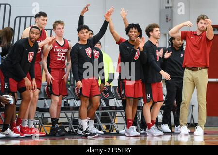 22 novembre 2023 : les joueurs de Harvard Crimson réagissent de la touche contre les Colgate Raiders lors de la seconde mi-temps le mercredi 22 novembre 2023 à Cotterell court à Hamilton, NY. Rich Barnes/CSM Banque D'Images